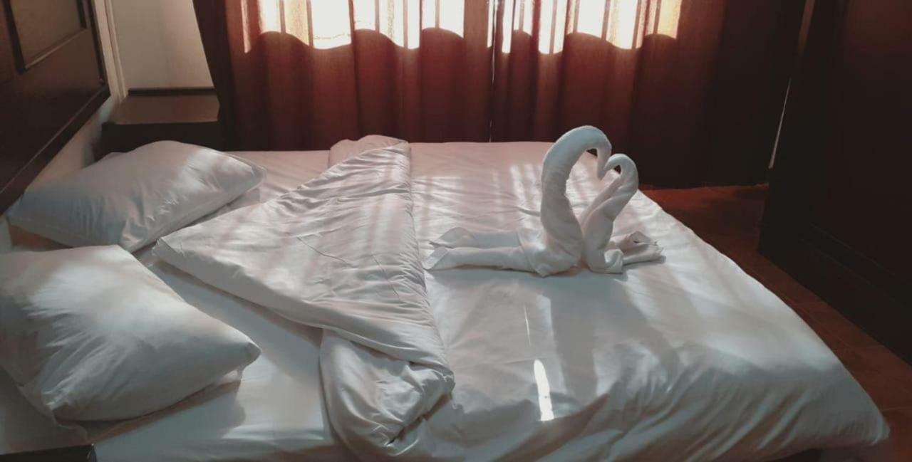 Al-Nujoom Hotel Suites Amman Esterno foto